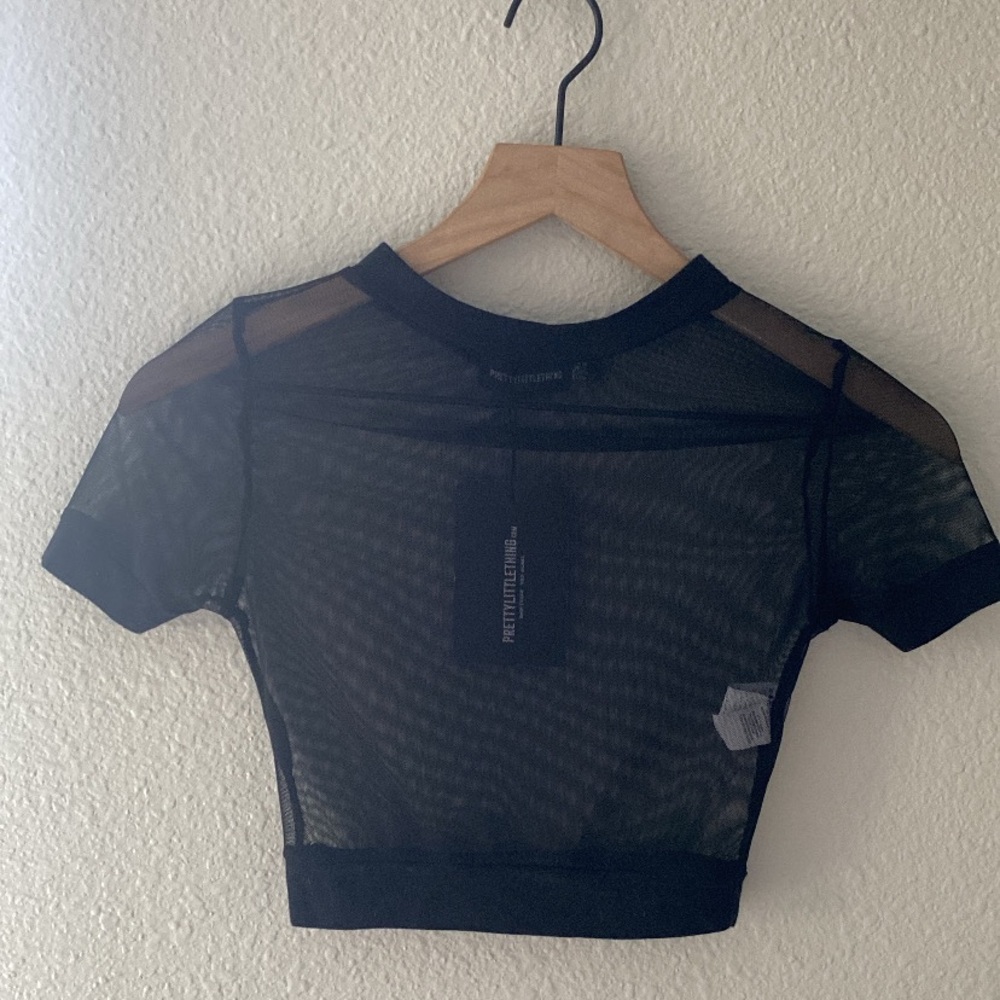 PrettyLittleThing Black Fitted Crop Top with Short Sleeves
